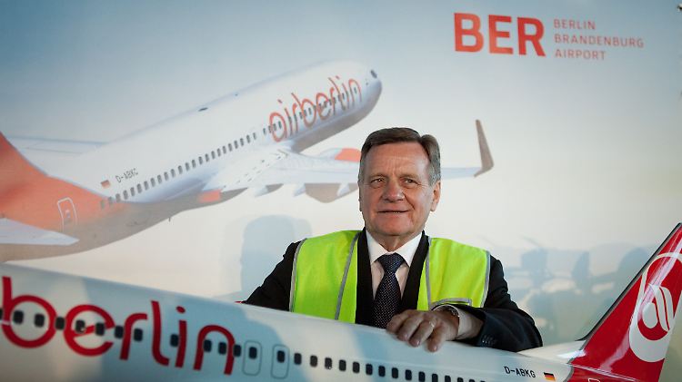 Hartmut Mehdorn, damaliger Vorstandsvorsitzender von Air Berlin posiert vor seinem Wechsel zum BER auf dem künftigen Berliner Flughafen, Berlin Brandenburg International.