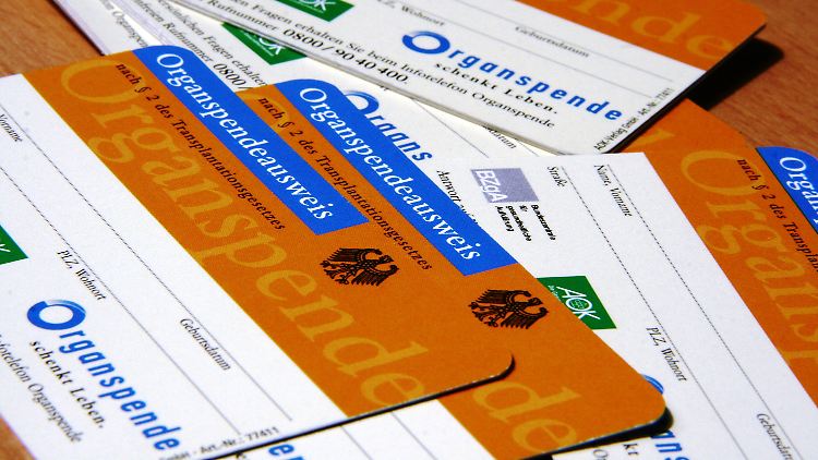 Die wenigsten Spenden kommen über den Organspendeausweis zustande.
