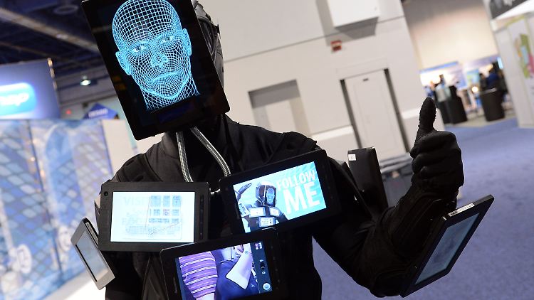 Ein Mann mit einem Tablets-Kostüm in Las Vegas auf der Elektronik-Messe CES (Consumer Electronics Show).