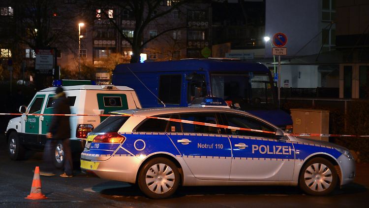 Am Ende schaffen es die Beamten, die Frau aus den Händen ihres Geiselnehmers zu befreien.