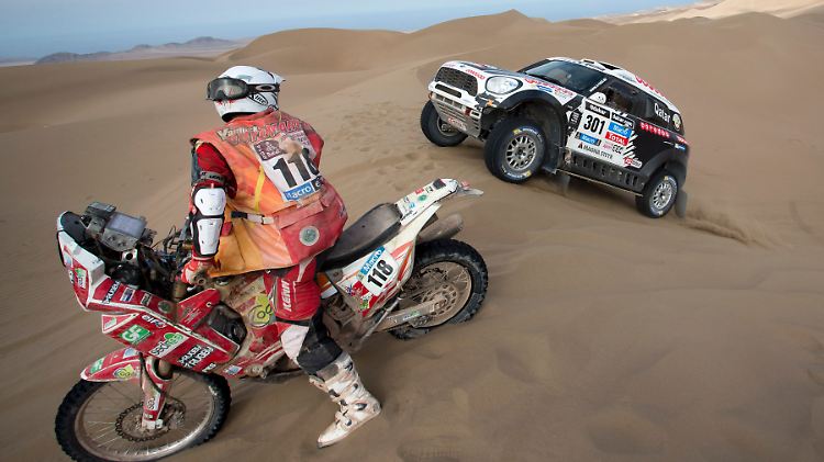 Ein Mini in der Wüste: Al-Attiyah gewinnt die Tagesetappe. Links wartet Yamaha-Fahrer Yannick Guyomarc'h.