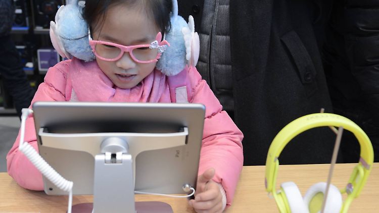 Dieses Kind testet ein iPad - unter Aufsicht.