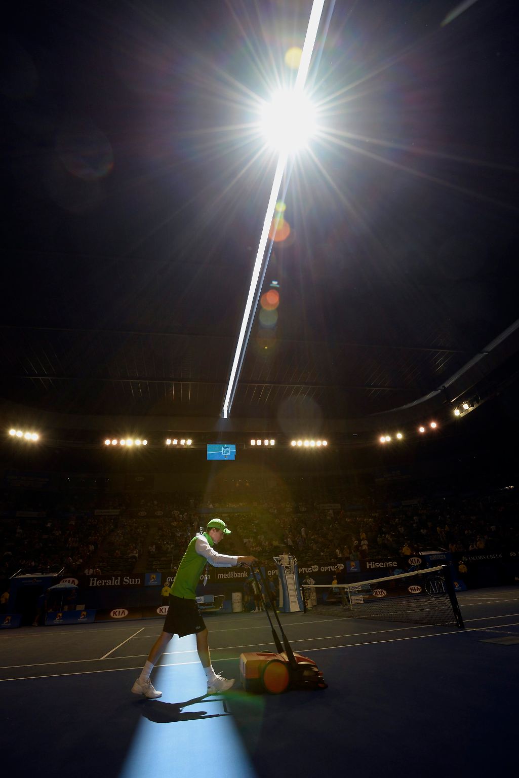Schotten dicht, Sonne weg: Bei den Australian Open in Melbourne greifen die Organisatoren zum letzten Mittel gegen die Hitze. Die Spiele werden unterbrochen, das Dach der Rod Laver Arena geschlossen.