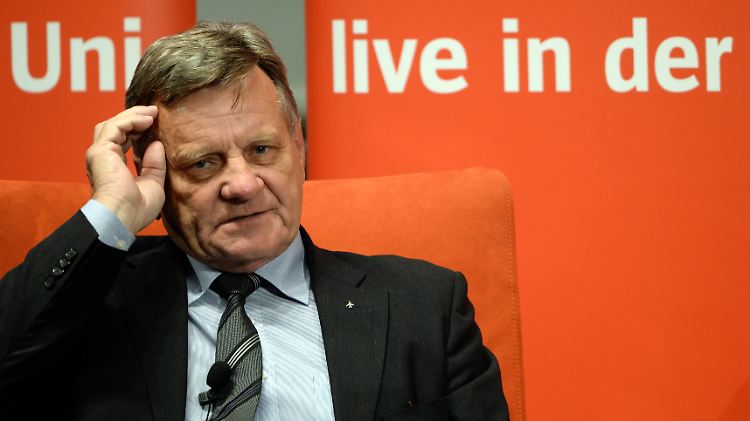 Hartmut Mehdorn vor Studenten in der Berliner Beuth-Hochschule für Technik.