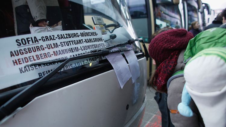Auf dem Busbahnhof der bulgarischen Hauptstadt Sofia. Eine Frau steht vor dem Bus nach London.