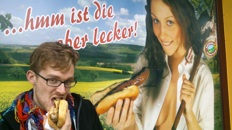 Vermutlich vom selben Autor wie "Warum liegt hier eigentlich Stroh?": Bratwurst-Werbung mit halbnackter Schäferin.