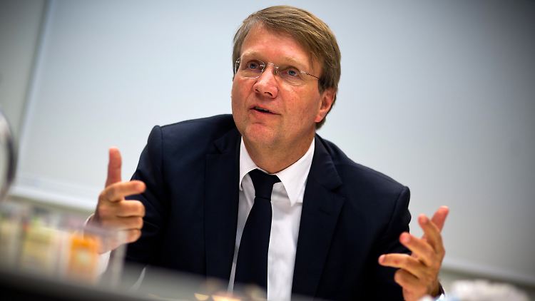 Noch ist unklar, ob Ronald Pofalla zur Bahn wechselt. Aber die Personalie sorgt für viel Kritik.
