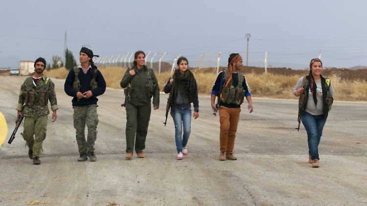 Angehörige der "Verteidigungs Einheiten des Kurdischen Volkes" (YPG) in der Provinz Qamischli an der Grenze zur Türkei.
