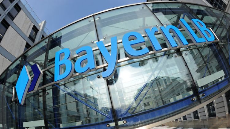 Auch die BayernLB erhält einen besseren Ausblick.