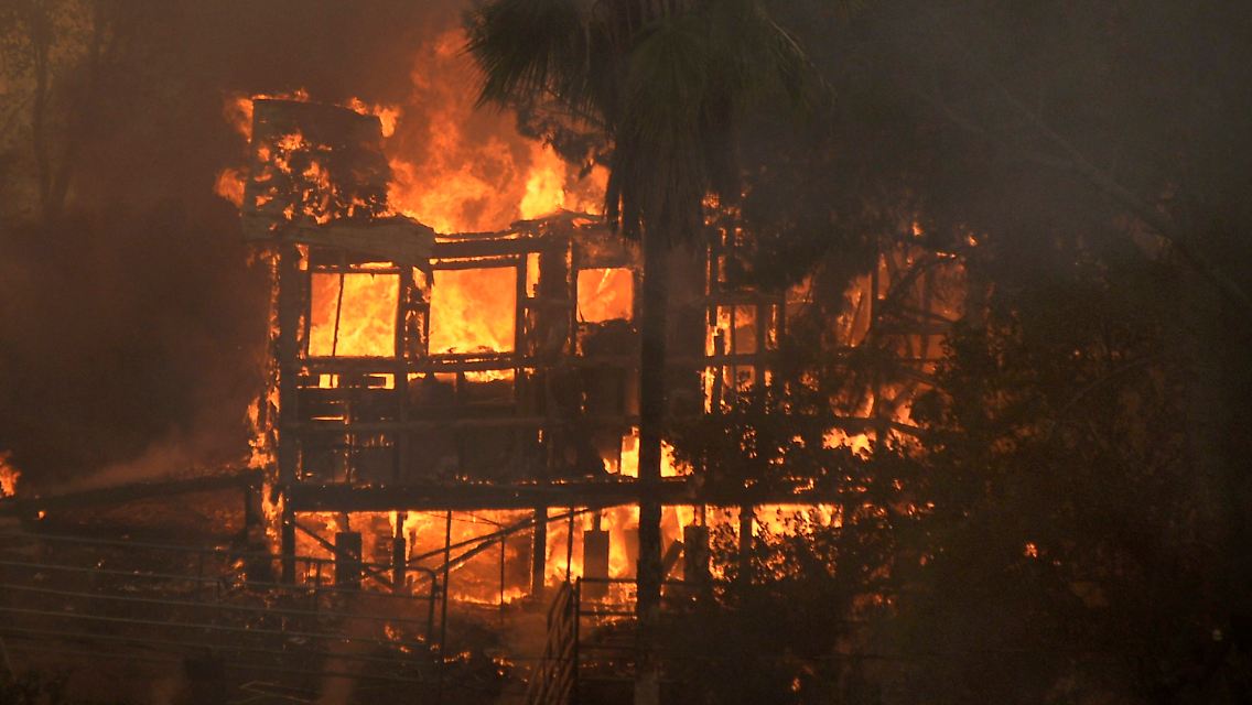 2014-01-17T011002Z_1636114725_GM1EA1H0PD501_RTRMADP_3_USA-FIRE-CALIFORNIA.JPG7670641334694840023.jpg