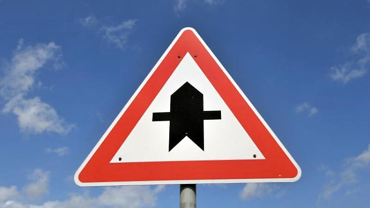 Wer Vorfahrt hat und nach kurzem Blinken doch geradeaus fährt, muss bei einem Unfall für den entstandenen Schadens mitaufkommen.  