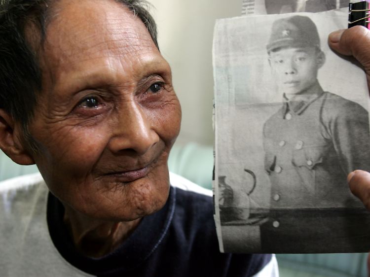 Bild von Tsuzuki Nakauchi neben einem Mann, der behauptet, Soldat in der kaiserlichen Armee Japans gewesen zu sein.
