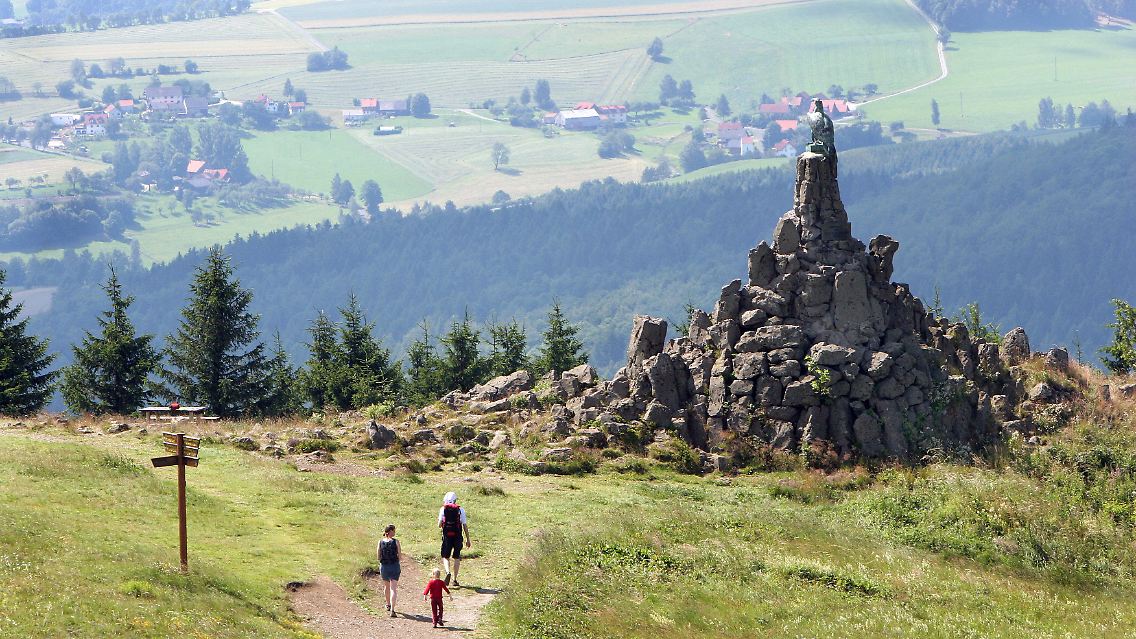 Blick von der Wasserkuppe bei Poppenhausen auf das unterhalb des Gipfels gelegene Fliegerdenkmal.