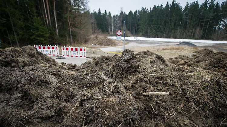 Ausgerechnet vor dem Gelände, wo der NPD-Parteitag stattfinden sollte, riss der Landkreis Coburg im April 2013 die Straße auf.
