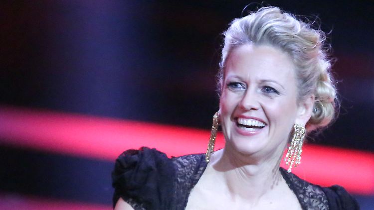 Schöneberger freut sich nicht nur auf die Musik: "Der ESC ist immer noch ein großes Thema. Nicht nur musikalisch, sondern auch hinsichtlich des alle Bereiche - von Klamotte über Frisur bis hin zur Performance - überspannenden Klatschs und Tratschs."