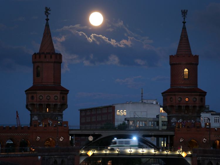 Voll der Mond über Berlin: Wer soll denn da schlafen?