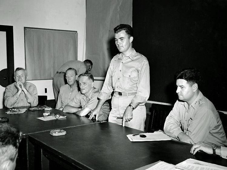 Luftwaffengeneral Curtis E. LeMay (re.), zusammen mit Paul Tibbets (stehend), dem Piloten, der die Atombombe auf Hiroshima abwarf.