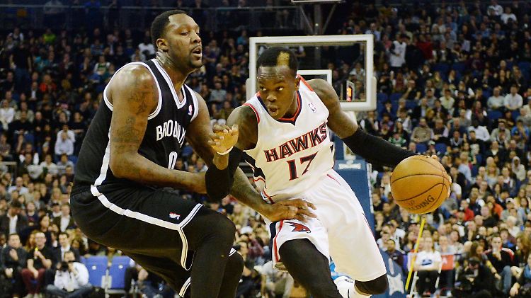 Dennis Schröder (r.) konnte sich trotz der Atlanta-Niederlage in London mehrfach in Szene setzen.