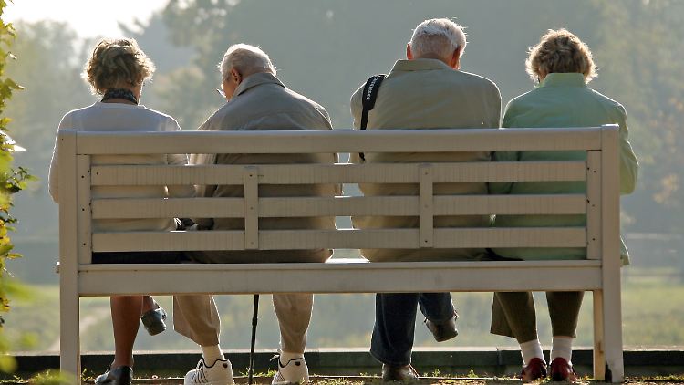 Rentner und Pensionäre sollen gleich behandelt werden, fordern Politiker.