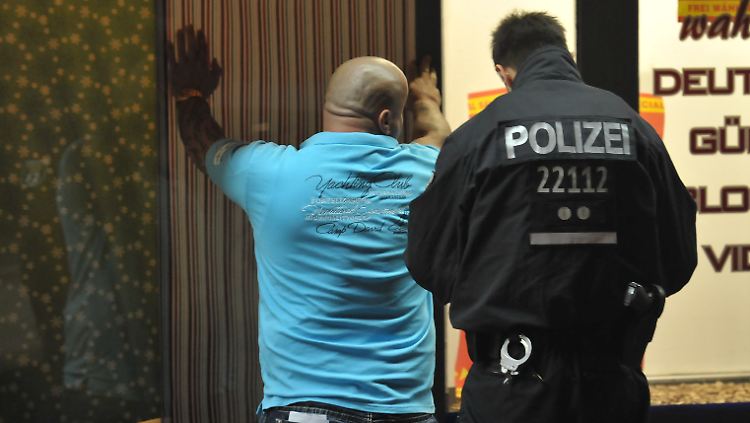 Kontrolle an der Kürfürstenstraße: Die Straße im Bezirk Tiergarten ist eine Anlaufstelle für Freier und ein Drogenumschlagsplatz. Es gilt als sicher, dass auch sie eine ein Gefahrengebiet ist.