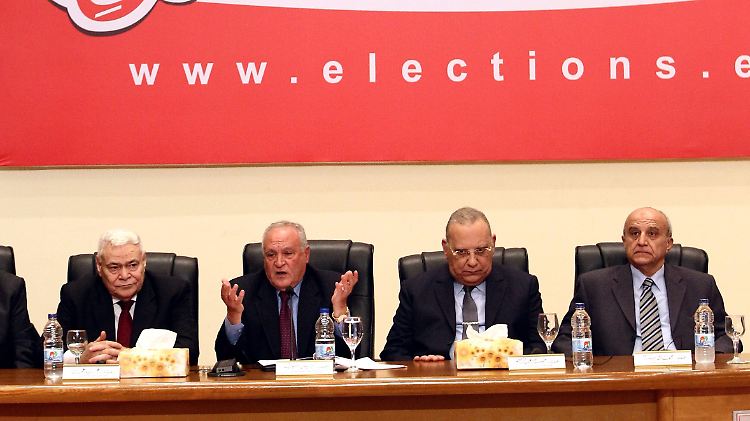 Die Wahlkommission gibt das Ergebnis bekannt.