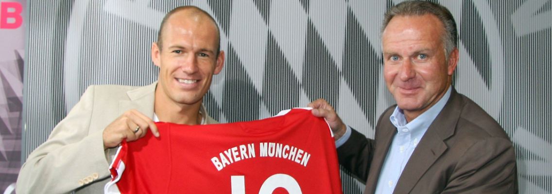 Karl-Heinz Rummenigge mit seinem verletzten Starspieler Arjen Robben.
