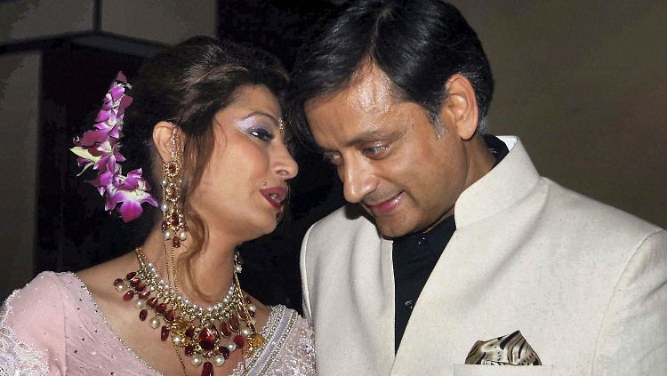Hier sieht man Sunanda Pushkar noch lebend mit ihrem Mann, dem indischen Staatsminister Shashi Tharoor, sprechen.