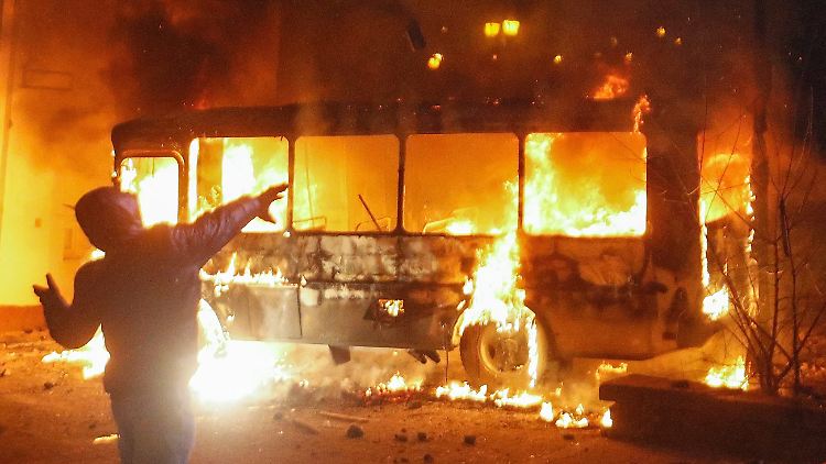 Ein Bus brannte bei den Protesten komplett aus.