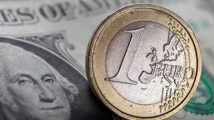 Der Dollar hält sich stabil zum Euro.