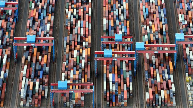Im Hamburger Hafen stapeln sich die Container - deutsche Unternehmen exportieren kräftig.