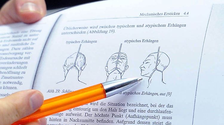G.s Anwalt erläutert seine Strangulationstheorie.