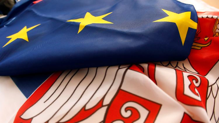 Farblich passen die Fahnen der EU und Serbiens sehr gut zusammen.