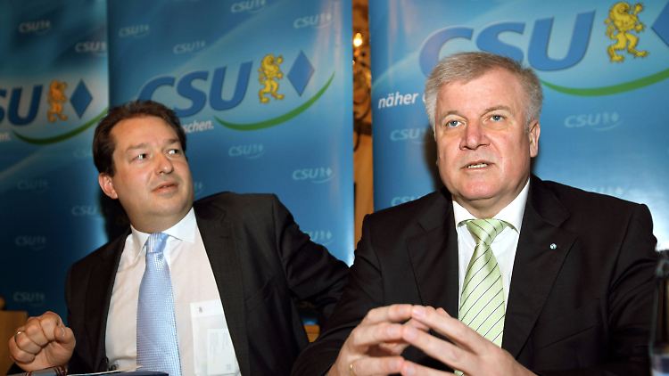 CSU-Generalsekretär Dobrindt, rechts neben ihm Parteichef Seehofer, weist die Berichte zurück.