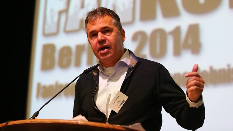 "Wir wollen, dass Fußball bezahlbar bleibt. Deswegen treten wir gemeinsam für erschwingliche Ticketpreise ein": Andreas Rettig auf dem Fankongress in Berlin.