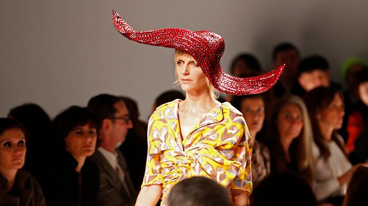 Zaninis Entwürfe sind von Schiaparellis surrealistischen Entwürfen inspiriert.