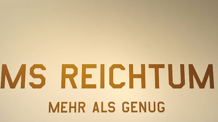 Blick in den Eingangsbereich der Ausstellung "MS Reichtum - Mehr als genug" im Deutschen Hygiene-Museum in Dresden.
