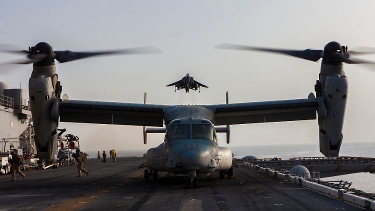 "Volle Unterstützung" mit Material und Technik: Mit Kipprotor-Hubschraubern wie der V-22 "Osprey" könnte die US-Marine bei Bedarf rasch größere Kommandotrupps von hoher See ins Hinterland verlegen.