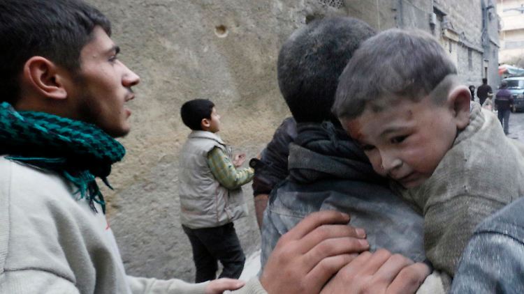 Nachbarn haben einen kleinen Jungen aus Trümmern in einem Haus in Aleppo gerettet. Es wurde zuvor vermutlich von Regierungstruppen bombardiert.