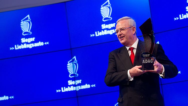 VW-Chef Martin Winterkorn am 16. Januar mit der Auszeichnung in den Händen.