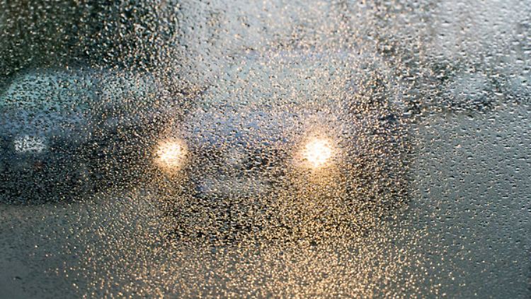 Überfrierender Regen sorgt in Teilen Deutschlands sowie im Nachbarland Polen für Behinderungen und Unfälle.