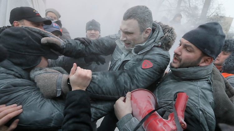 Klitschko unmittelbar nach der Feuerlöscher-Attacke