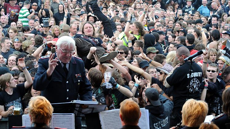 Wenn Metal-Fans zu Blasmusik ausrasten - das ist Wacken.