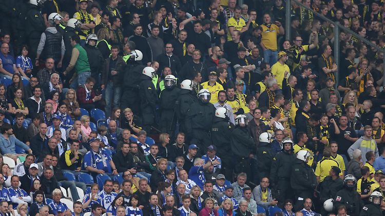 Schalke- und Dortmund-Fans pflegen eine mitunter gewaltsam ausgetragene Rivalität.