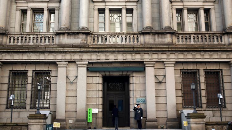 Japans Notenbank behält ihren Kurs vorerst bei.