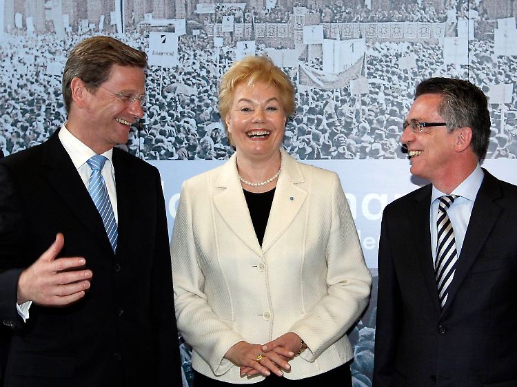 Steinbach mit Thomas de Maizière und Guido Westerwelle, der mit Buhrufen empfangen wurde.