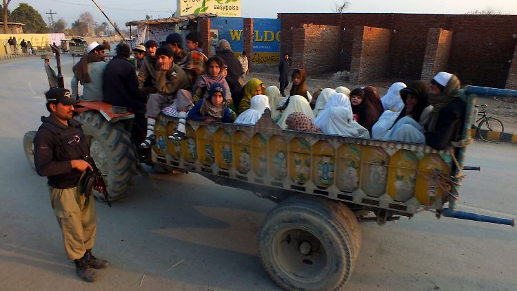 Ein Flüchtlingstransport aus den Kampfgebieten in Nord-Waziristan trifft in Bannu nahe der afghanischen Grenze ein.  