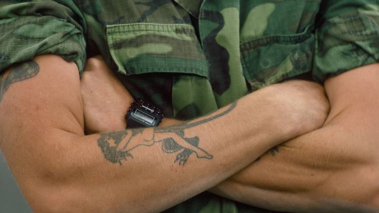 Tattoos fallen unter den Begriff der nicht abnehmbaren Modifikationen. Sie sind daher vom Soldaten möglichst dezent abzudecken.