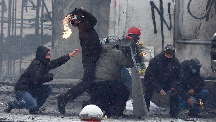 Molotow-Cocktails und Steine: Mit friedlichen Protesten haben die Swoboda-Anhänger wenig am Hut.