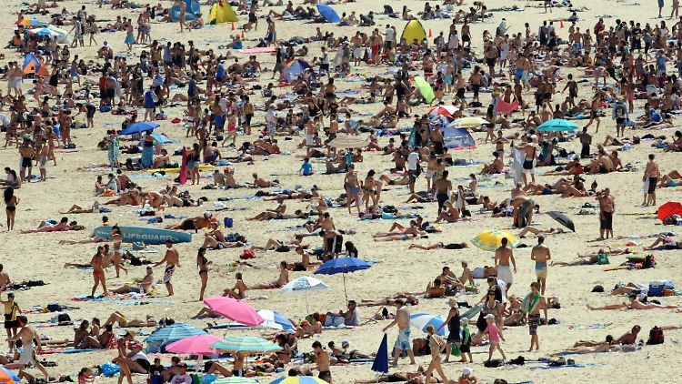 Auch 2010 war es schon heiß in Australien - hier in Sydney am Strand. Doch das Jahr 2013 konnte die Temperaturen noch übertreffen.
