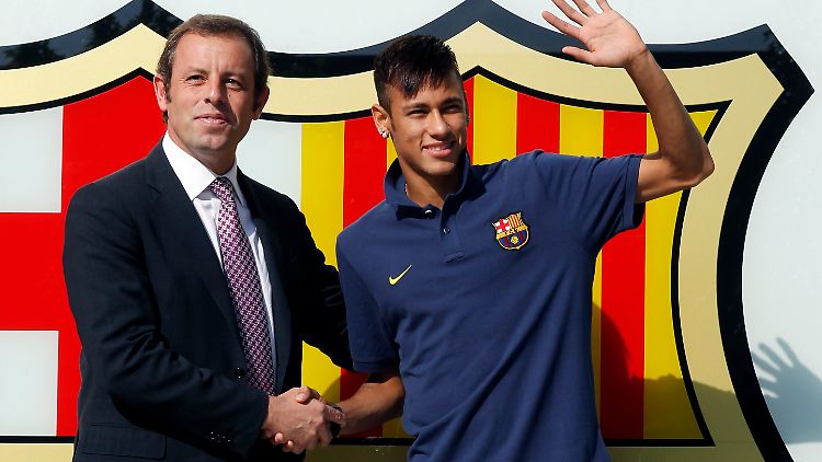 Im Sommer schien noch die Sonne:  Barça-Präsident Sandro Rosell präsentiert seinen neuen Star Neymar.